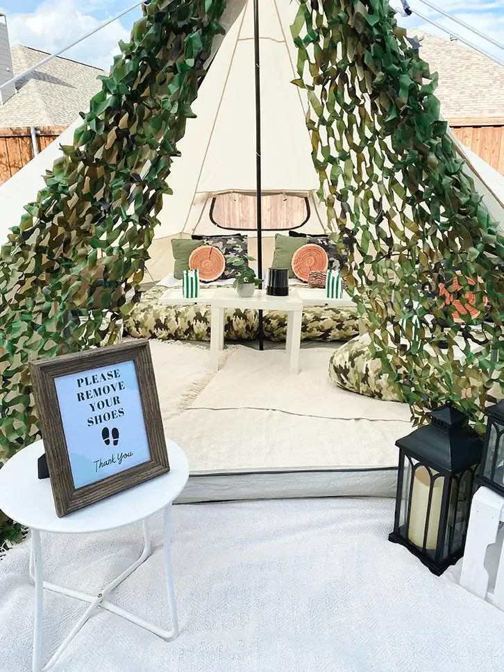 Interior de una carpa bell de lujo decorada con colchones, almohadones y faroles