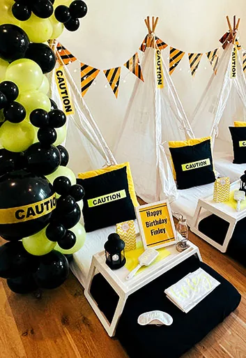 Pijamada de lujo con tema Caution