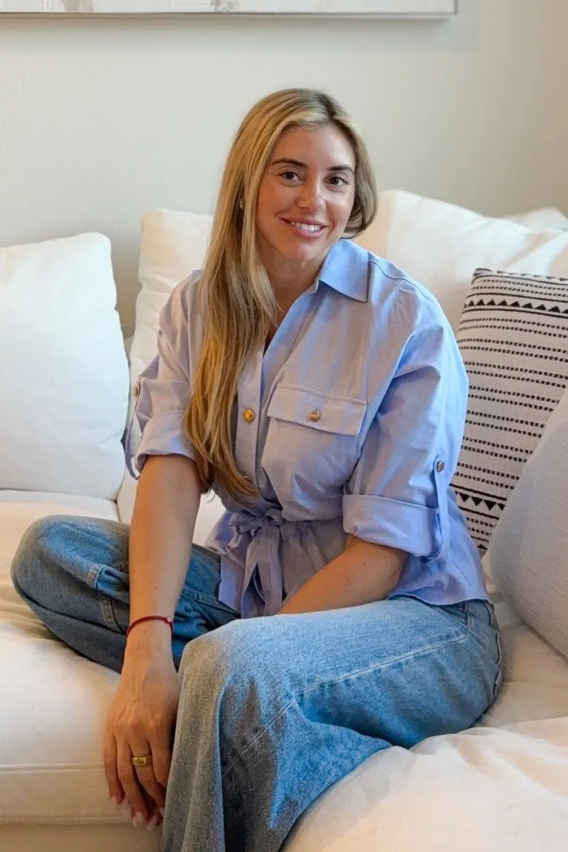 Luciana Calabrese, fundadora de Pretty Teepees, sentada en un sofá blanco