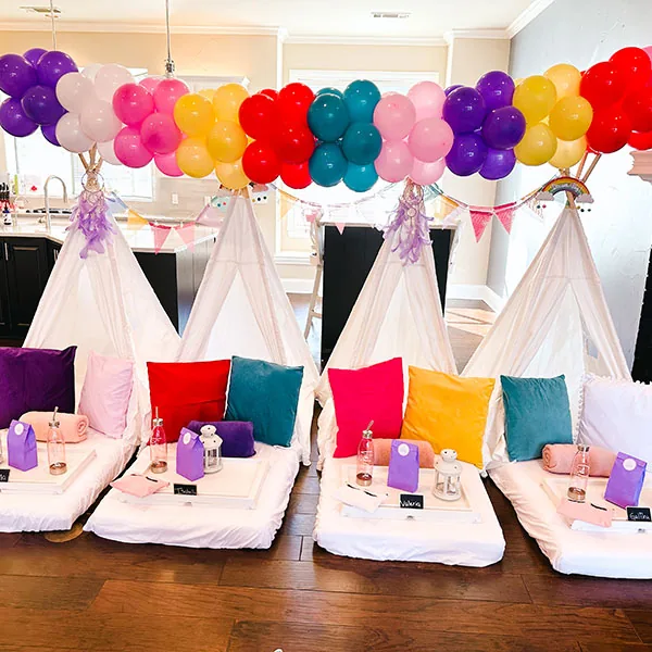 Globos Teepee Party Balloons sobre los teepees