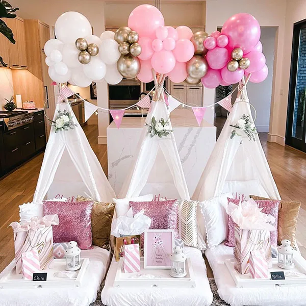 Globos Premium Teepee Party Balloons sobre los teepees